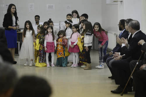 Snímka z kultúrneho vystúpenia utečencov, deti spievali vianočnú koledu po slovensky.