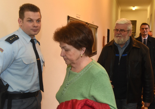Kramného mama Irena Rychlá a otčim Karel Rychlý pri príchode na súd.