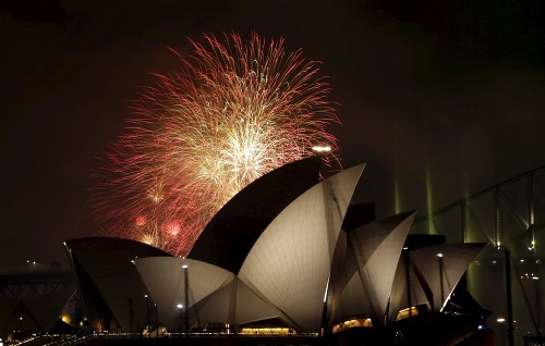 Nový rok v Austrálii oslávili veľkolepým ohňostrojom. 