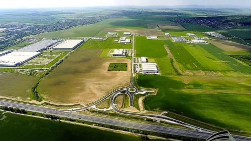 Na týchto pozemkoch postavia závod Jaguar Land Rover. 