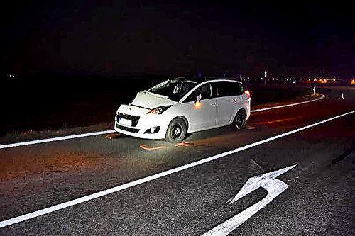 Peugeot po zrážke s chodcom zastavil s rozbitým sklom aj karosériou až niekoľko desiatok metrov od miesta havárie.