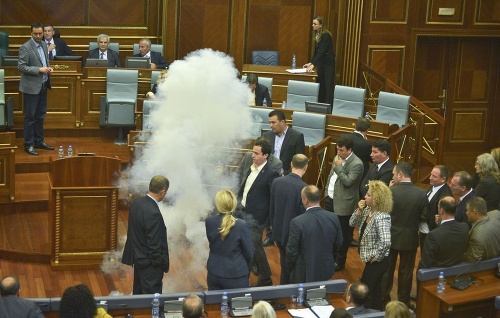 Opozícia v rokovacej sále použila slzotvorný plyn.