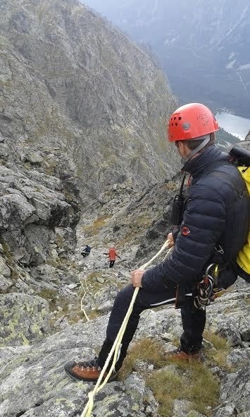Horskí záchranári  našli telo nebohého poľského turistu († 70) po páde zo skál. 