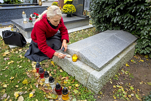 29. 10. 2015 - Pred pár dňami zíval
hercov hrob prázdnotou, uctil si ho len Nový Čas.
