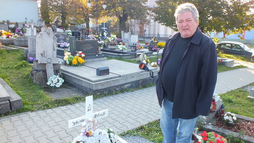 Starý otec chodieva na Jakubkov († 3) hrob každý deň.