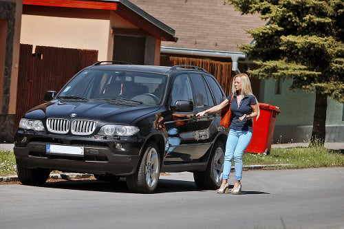 Banská Bystrica, 23. 4. 2015, 14.32 HOD.: Monika nastupuje do svojho auta v bočnej uličke neďaleko domu, kde býva.