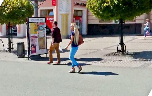 Banská Bystrica, námestie SNP, 23. 4. 2015, 14.53 HOD.: Blondínu zachytil náš fotograf na ceste do kaderníckeho salóna, kde predlžuje vlasy.