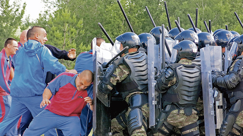 Do protiteroristických opatrení nasadia okrem policajtov aj armádu. 