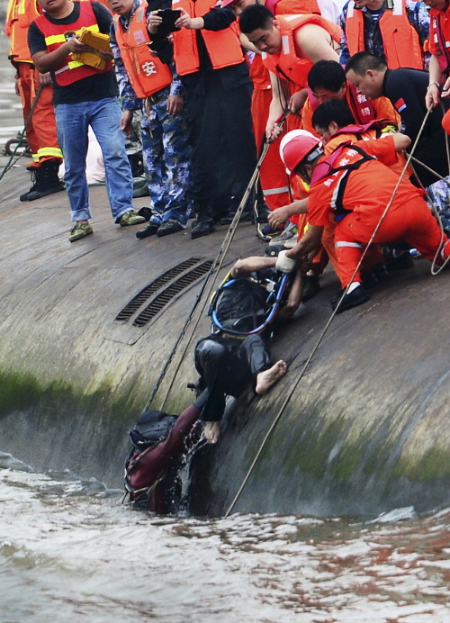 Záchranári robia čo môžu. Dostali sa do trupu lode, našli však už len mŕtve telá.