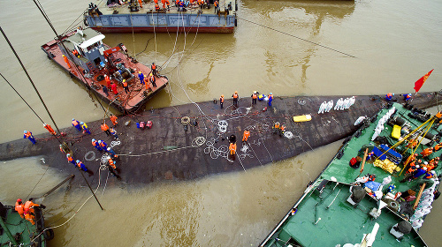 Na prevrátenom plavidle stále prebiehajú záchranárske práce.