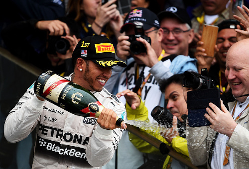 Lewis Hamilton oslavuje po VC USA tretí titul majstra sveta v F1.