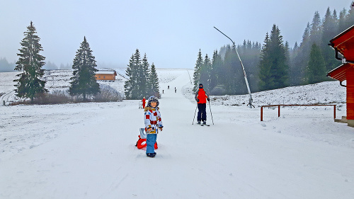 Cez víkend sa už v stredisku lyžovalo aj na prírodnom snehu.
