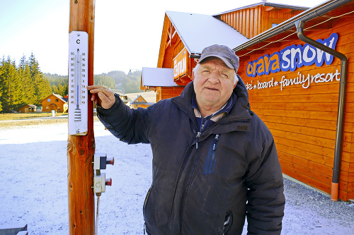 Jozef Fajčák (64) pri teplomeri v lyžiarskom stredisku v najchladnejšej obci Slovenska - Oravskej Lesnej.
