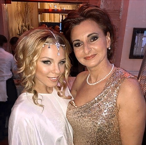 Markizáčky Veronika Ostrihoňová a Danica Kleinová si na plese „strihli“ spoločnú selfie.