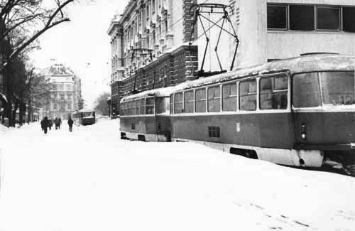 Počas kalamity napadlo v Bratislave pol metra snehu. (Jesenského 1987)