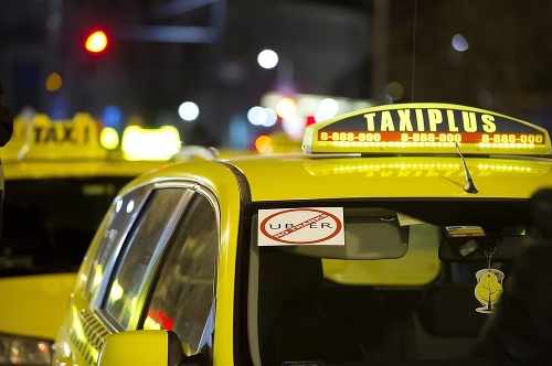 Budapeštianski taxikári protestovali proti spoločnosti Uber.