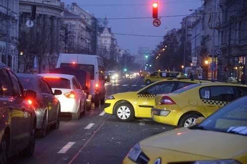 Taxikári blokujú dopravu na ulici v centre Budapešti počas demonštrácie proti používaniu aplikácie Uber.