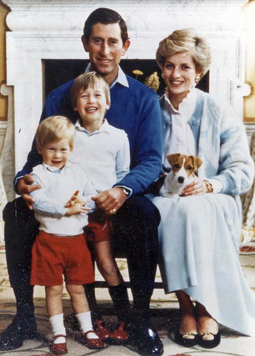 1986 - Podobne ako rodinka Kate a Williama pózovali na vianočnom pozdrave Charles s Dianou a deťmi.