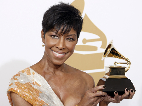 Na archívnej snímke z 8. februára 2009 americká speváčka a skladateľka Natalie Cole pózuje s cenou Grammy na 51. ročníku udeľovania amerických výročných hudobných cien Grammy v Los Angeles.