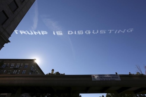 Takýto nápis sa objavil na oblohe v Kalifornii.