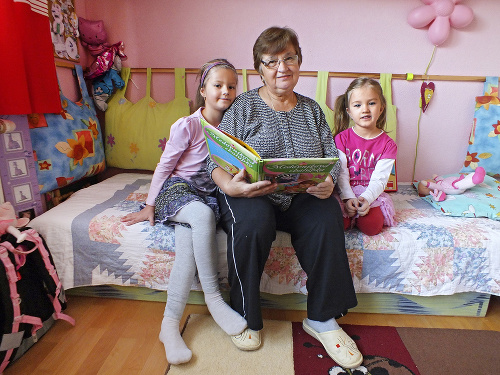 Pre zatvorenú školu a škôlku zostali doma aj malé sestričky z Prešova Tamarka (7) a Barborka (4).