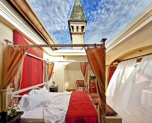 Strecha luxusnej izby sa odťahuje pomocou ovládača. L´Albereta, Taliansko, 1100 za noc