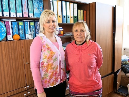 Petronela Gogoľová (vľavo), riaditeľka Základnej školy v Sokolovciach (okr. Piešťany)
