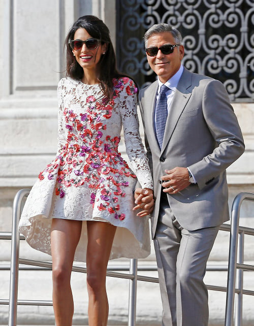 Čerství novomanželia, americký herec George Clooney a britská právnička Amal Alamuddin, opúšťajú luxusný hotel Aman v Benátkach.
