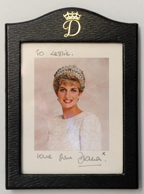 Princezná Diana na portrétnej fotografii s tiarou.