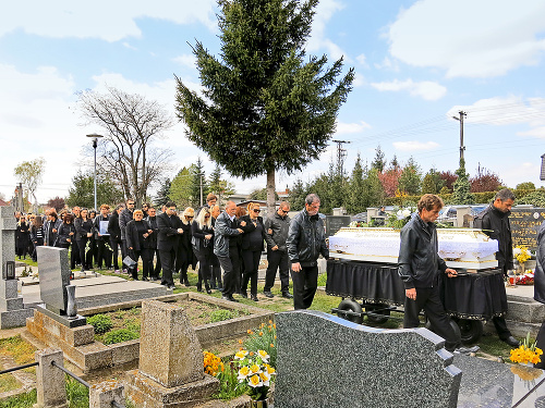 Na pohreb zavraždenej čašníčky a knihovníčky Kristíny prišlo asi tisíc ľudí.