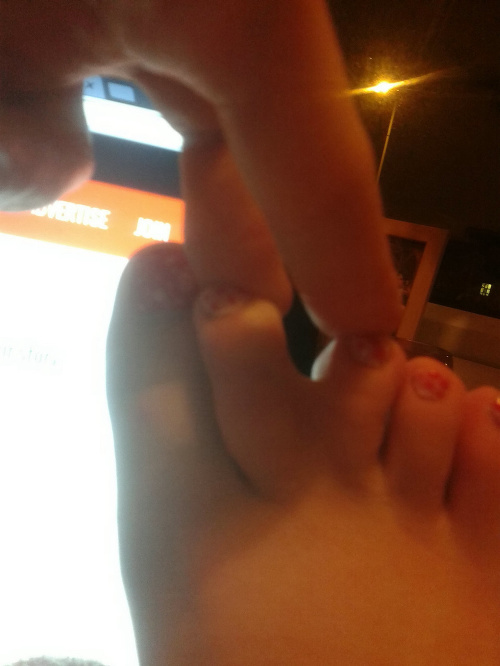 Študentka našla na fetišistickej stránke fotku svojich nôh.