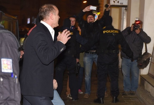 Exministra odniesli policajti z domu v Olomouci.