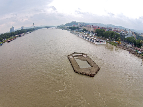 Hladina Dunaja v júni stúpla a zaliala jeden z pilierov.