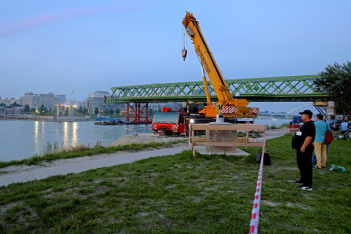 Bratislava Petržalka, 27.8.2015, 21:00 hod.: Do šichty sa pustila ďalšia zmena robotníkov. Most sa však do večerných hodín neposunul ani o meter.