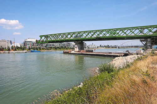 Starý most je v polovici. V auguste dôjde k veľkému výsuvu ( až 70 m oceľovej konštrukcie). Pre tento výsuv bude zastavená aj lodná doprava.