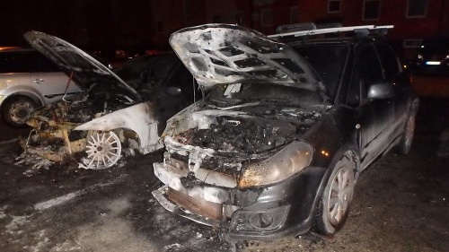 Takto zhoreli dve autá v Žiline.