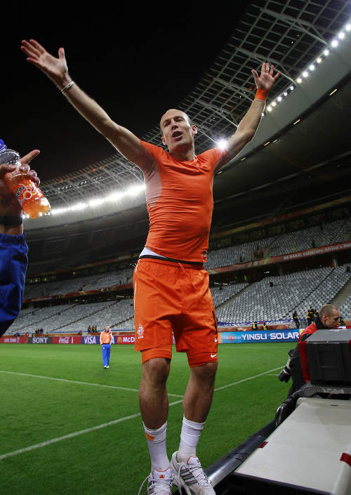 Arjen Robben oslavuje postup do finále MS.