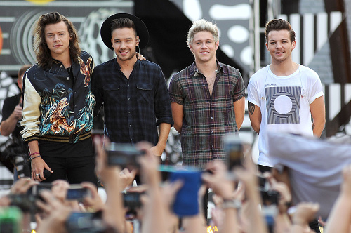 Skupina One Direction počas vystúpenia v New Yorku. Zľava: Harry Styles, Liam Payne, Niall Horan, Louis Tomlinson.