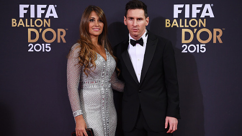 Lionel Messi prišiel na galavečer v sprievode svojej krásnej priateľky Antonelly Roccuzzo.