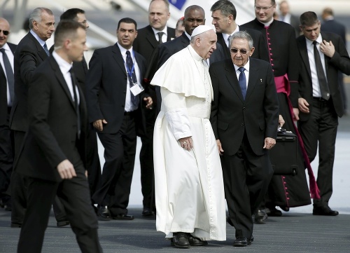 Pápež sa stretol aj s kubánskym prezidentom Castrom.