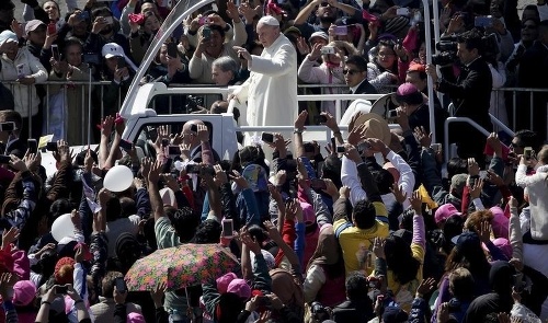 Pápeža v Mexiku zdravili davy ľudí. 
