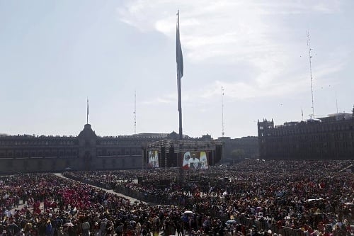 Pápeža v Mexiku zdravili davy ľudí. 
