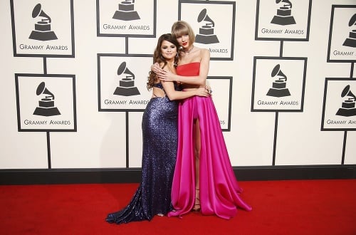 Taylor a Selena prišli na udeľovanie ocenení spolu.