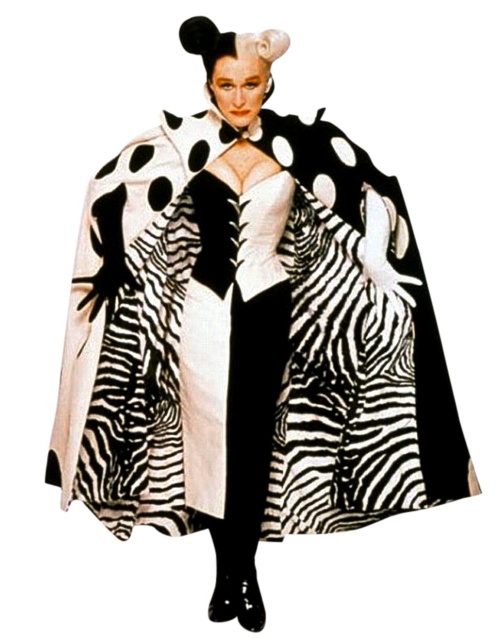 Cruella v podobnom kabáte v 101 dalmatíncoch.  