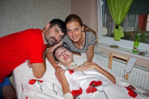 September 2015 - Prvá fotka Mišky s milujúcimi rodičmi po návrate z nemocnice.