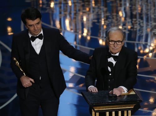Morricone preberá Oscara za hudbu k filmu Osem hrozných.