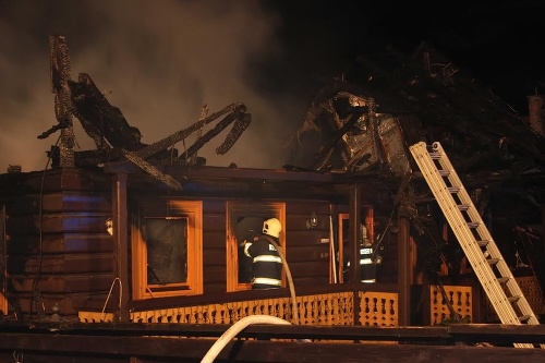 Pri požiari drevenice v Ždiari (okres Poprad) evakuovali 15 ľudí. 