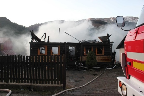 Pri požiari drevenice v Ždiari (okres Poprad) evakuovali 15 ľudí. 