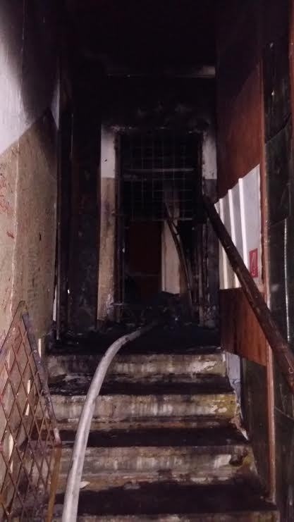 Takto vyzerala chodba domu v Trnave po zahasení požiaru v byte na Golianovej ulici.   