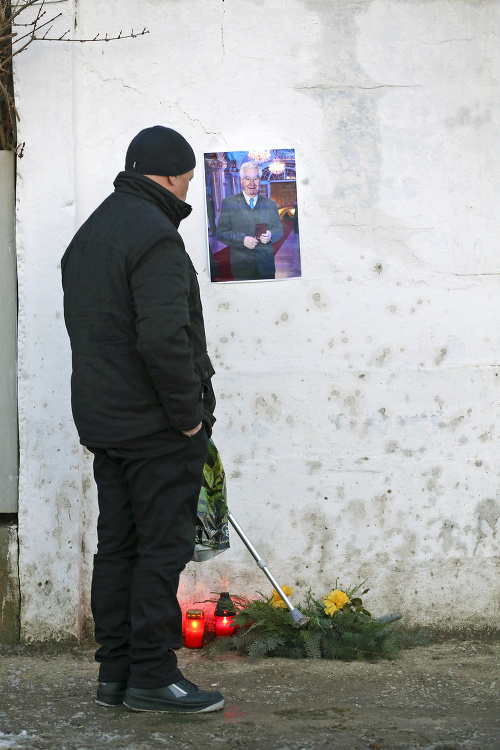 Pred útulkom pre bezdomovcov v Bratislave visí Srholcova fotka a horia sviečky.